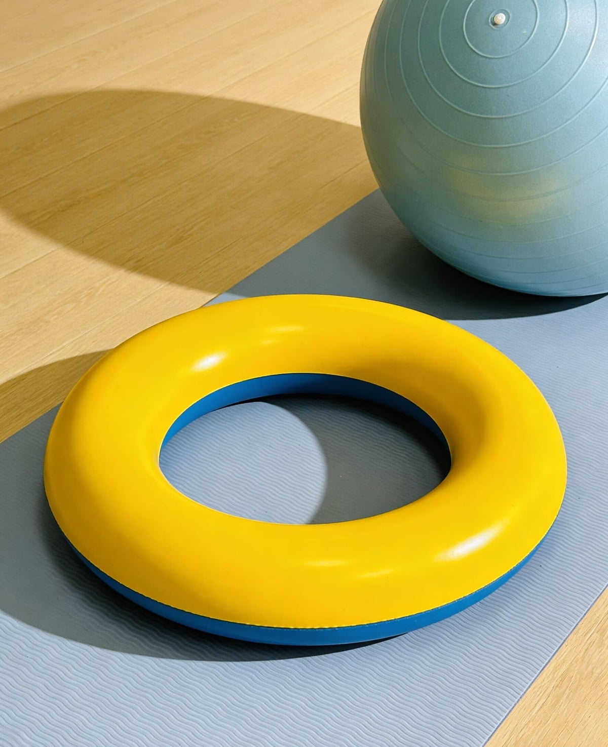 DJDXIZJEK Yoga Ball stabilizer Base - Anti Slip stabilizing Ring, Anti roll Bracket, Suitable for Homes, Offices, and Gyms. Helps with the Storage and Organization of Yoga Balls (Yellow Blue)