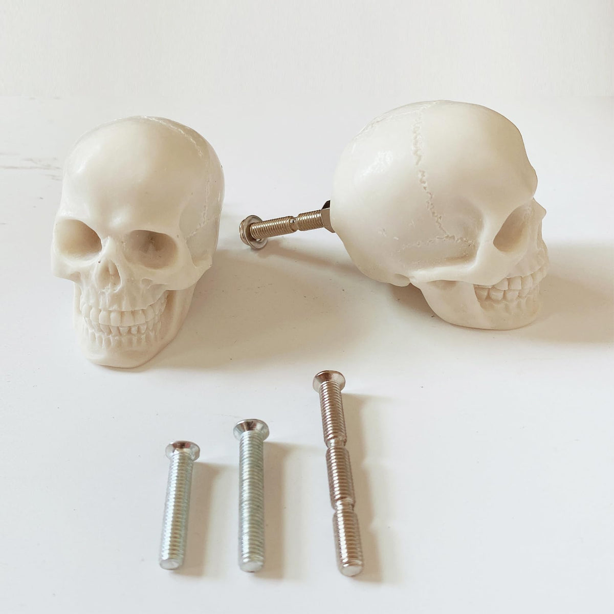 ZILucky 2 Pack Skull Drawer Knobs, Cabinet Knobs, Drawer Pulls, Halloween Home Decor, Skeleton Home Decor, Witchy Decor (2, Grayish White)
