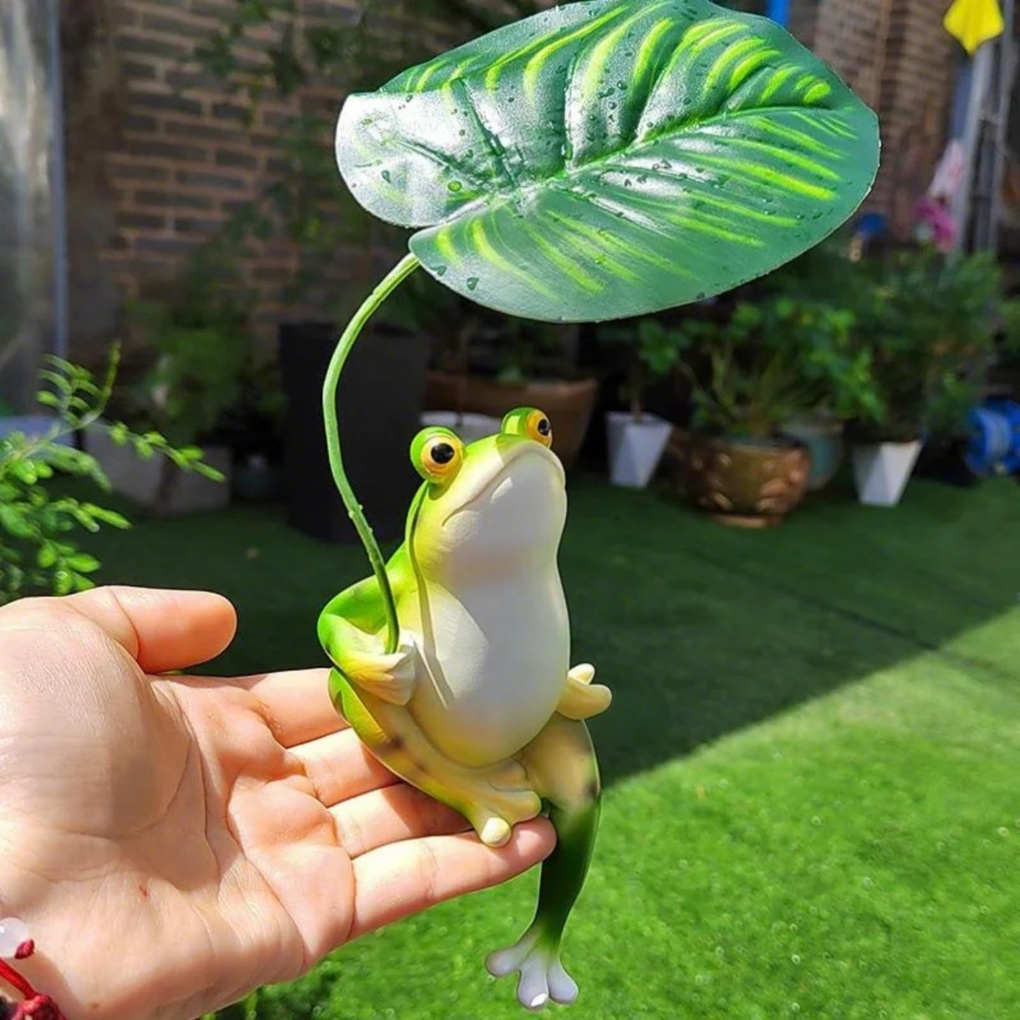 OwMell Frog Statue for Garden, Green Frog Figurine for Outdoor Decor Yard and Garden Decoration Resin Sculpture - Umbrella