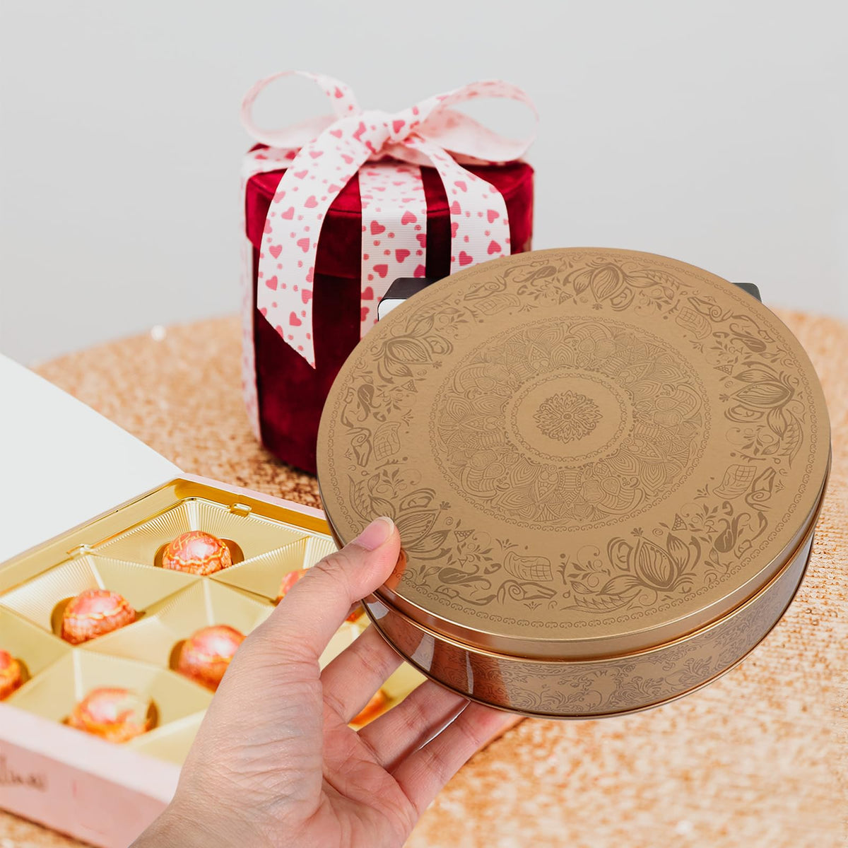 Amosfun Cookie Tin with Lid - 6.6 Inch Round Tinplate Treat Boxes Decorative Cake Pan Candy Snack Chocolate Patisseries Storage Container