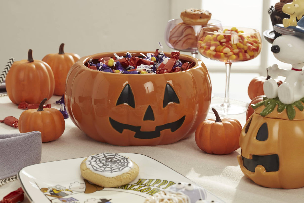 Lenox Candy Dish, The Great Pumpkin Covered Candy Dish, Snoopy on Removable Lid, Porcelain, Halloween Decorations, Halloween Table Decorations, PEANUTS Design, Fall Pumpkin Decor (1 Piece, 10-inch)