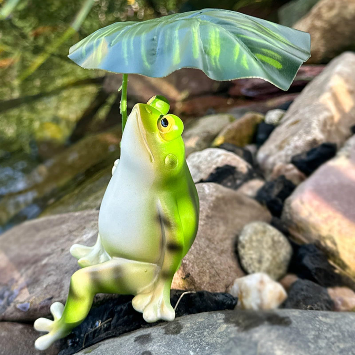 OwMell Frog Statue for Garden, Green Frog Figurine for Outdoor Decor Yard and Garden Decoration Resin Sculpture - Umbrella