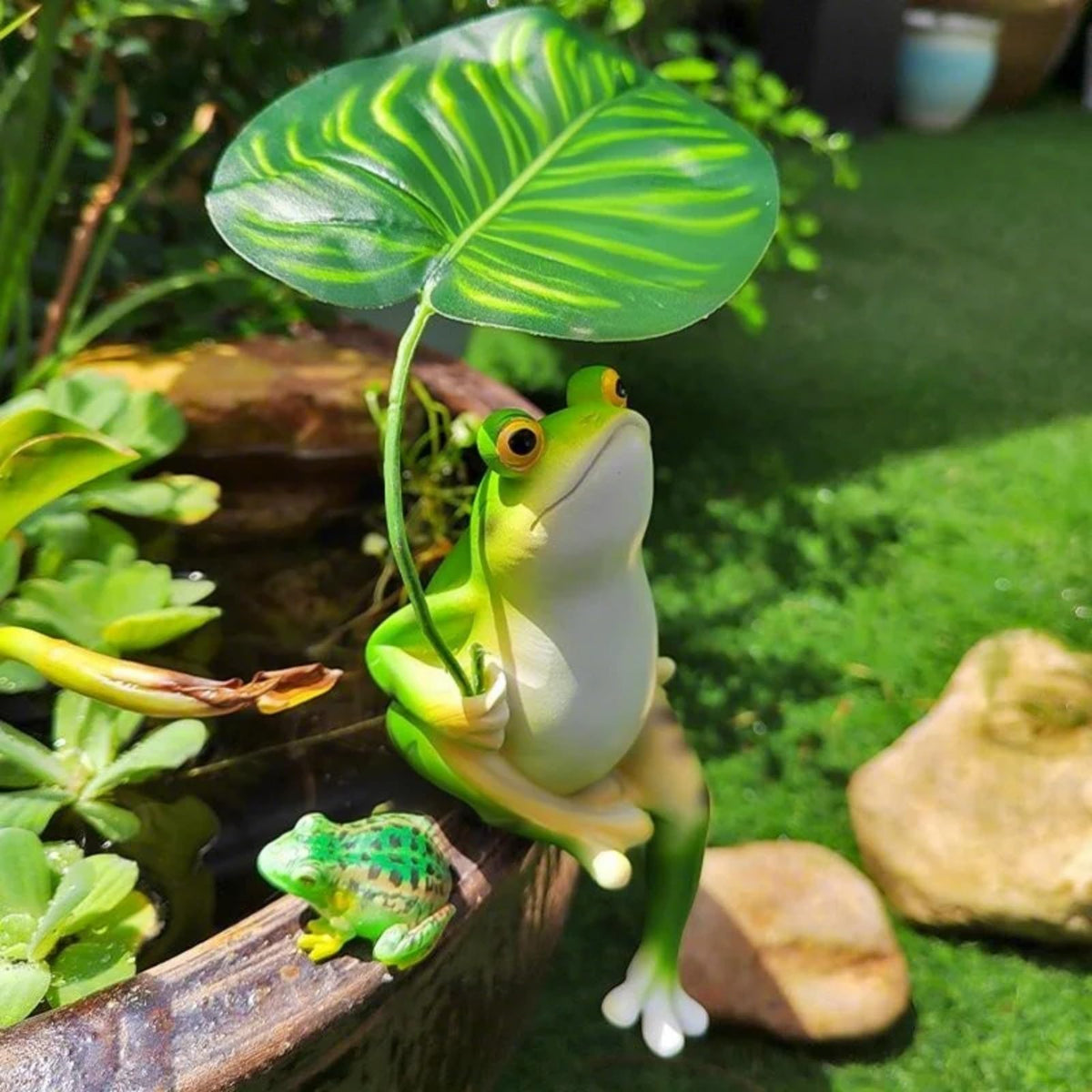 OwMell Frog Statue for Garden, Green Frog Figurine for Outdoor Decor Yard and Garden Decoration Resin Sculpture - Umbrella