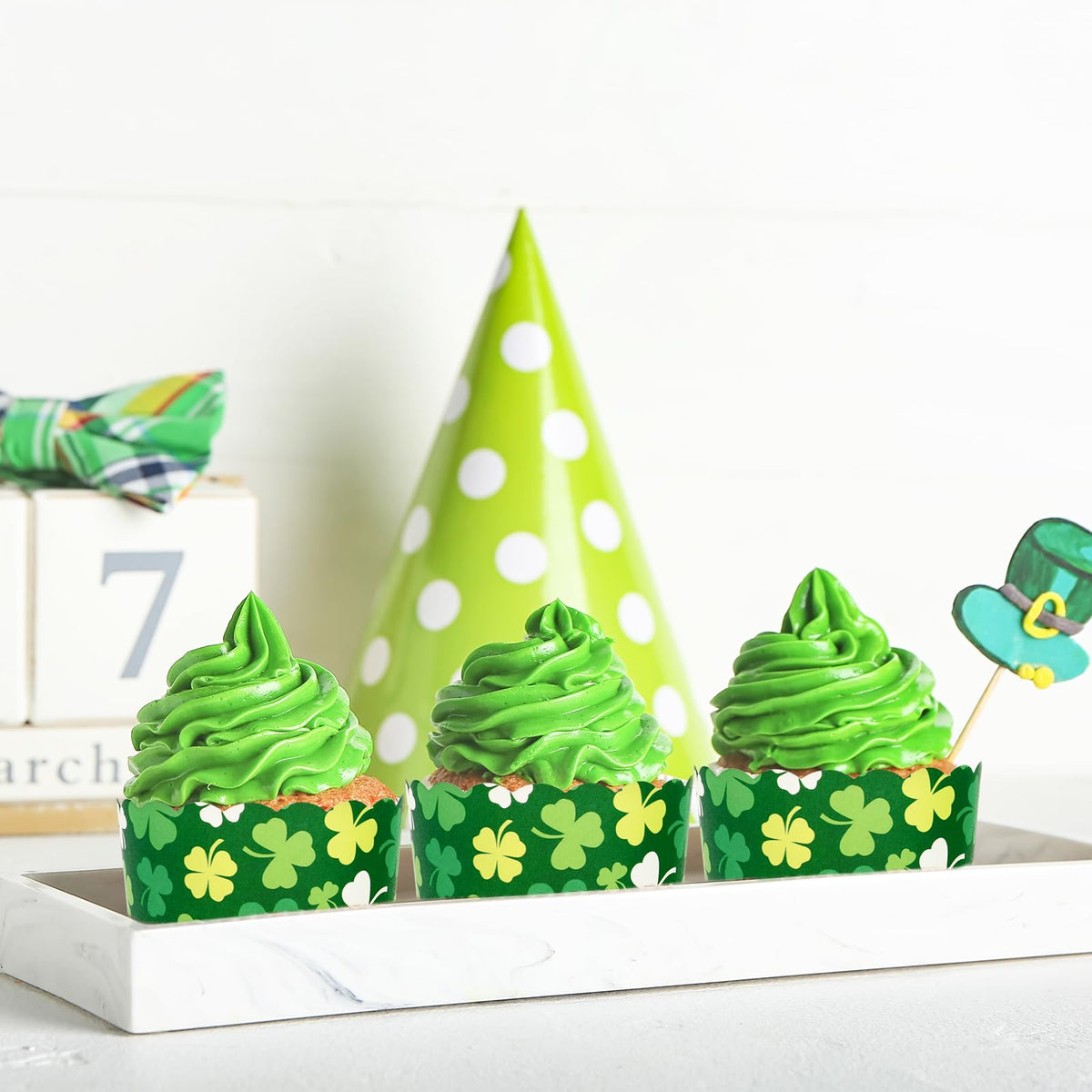 FYSUIMU 100Pcs St. Patrick's Day Paper Baking Cups Green White Shamrock Cupcake Wrappers Clover Scalloped Edge Cupcake Muffin Cases for Irish Holiday Dessert Decoration